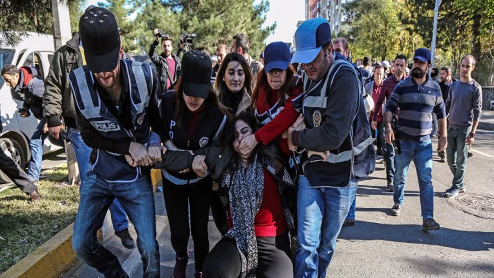 گفتگوی کریم اصغری با رادیوی فرانسه در مورد دستگیری گروهی از نمایندگان پارلمان تورکیه