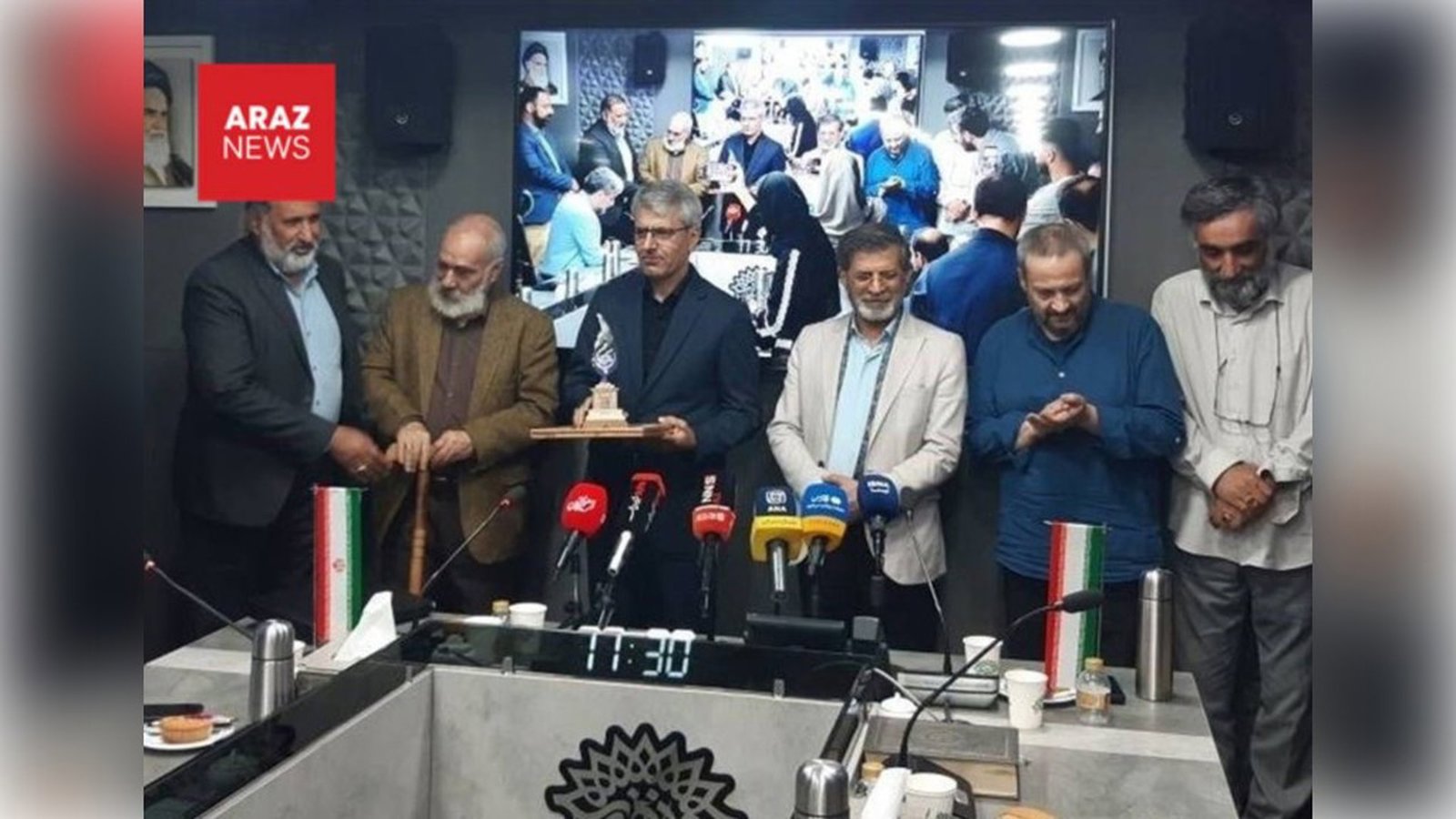 مسابقه جمهوری اسلامی با پهلوی در برگزاری مراسمات فاشیستی؛ بقایی نشان «سرو سیمین پارسی‌جان» را گرفت و فارسی را خط مقدم نبرد تمدنی خواند