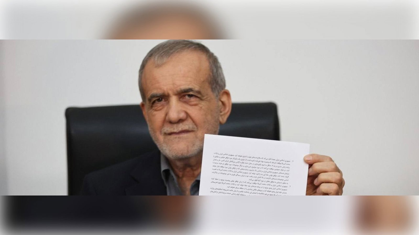 کاخ سفید و خبرگزاری رسمی جمهوری اسلامی، ایرنا، تصاویری از امضای سند توافق میان دونالد ترامپ و مسعود پزشکیان را منتشر کردند.