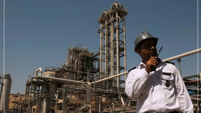 Karun Petrokimyasında etiraz edən fəhlə: Karun petrokimya işçilərinin maaşı müharibədən əvvəlki səviyyənin üçdə birindən aşağı düşüb