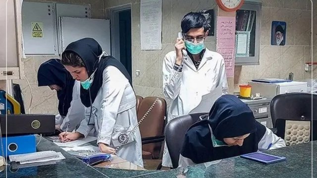پرستاران بیمارستان حکیم نیشابور در اعتراض به معوقات مزدی تجمع کردند
