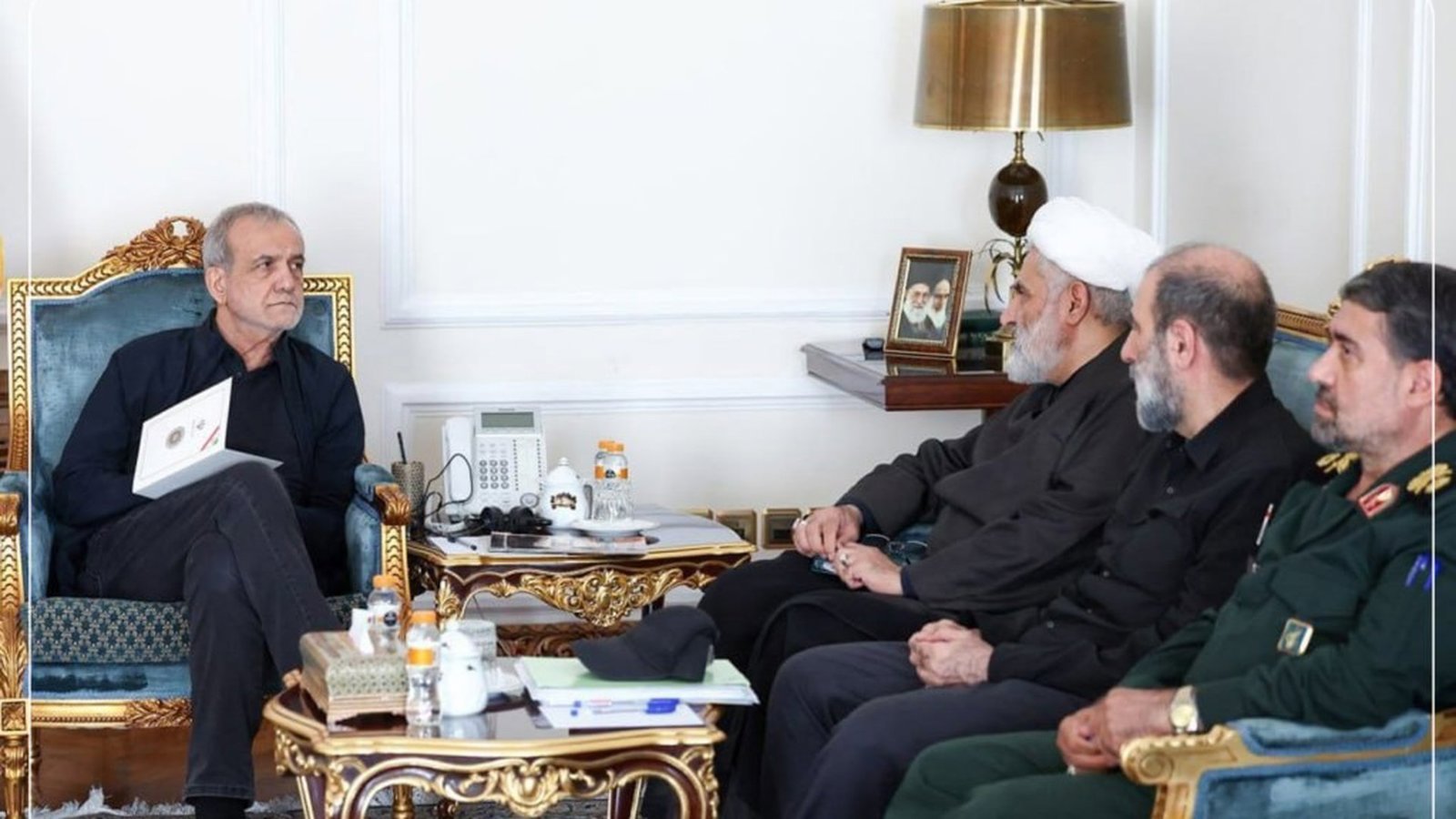 دیدار پزشکیان با حسین طائب؛ بازگشت چهره جنجالی امنیتی به رأس بسیج به چه هدفی؟