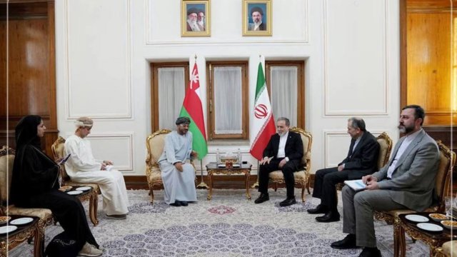 İran və Oman Hörmüz boğazında 