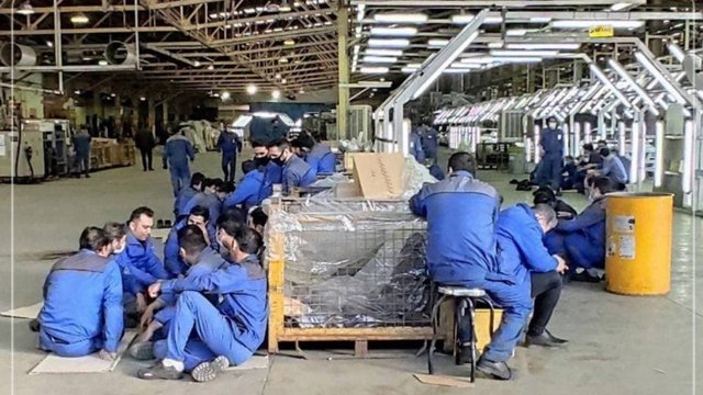 İranın sənayesi doqquzuncu ay arxa-arxaya durğunluqda; istehsalda inflyasiya 109 faizə çatıb