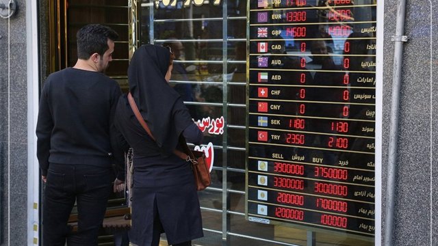 دلار در بازار آزاد ایران از ۲۰۶ هزار تومان گذشت و رکورد تازه زد