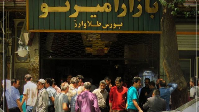 İranın iflic vəziyyətindəki iqtisadiyyatında dollar və qızıl anlıq sıçrayış edib: dollar 220 min tümeni keçdi