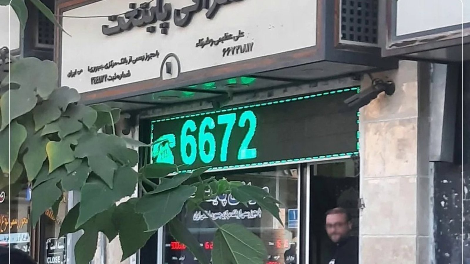 Sərraflar bazardan qaçır: dollar 235 min tomana çatdı