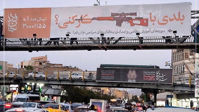 Tehranın magistrallarında hərbi təlim təbliğatı: İran rejimi tərəfdarlarını silahlandırır