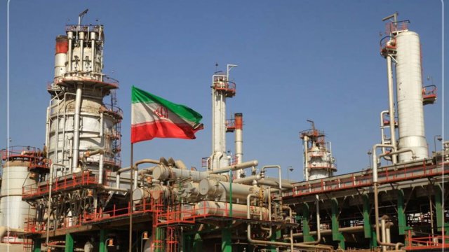 وال‌استریت ژورنال: ذخایر نفت ایران خارج از محاصره ممکن است تا اواسط اکتبر تمام شود