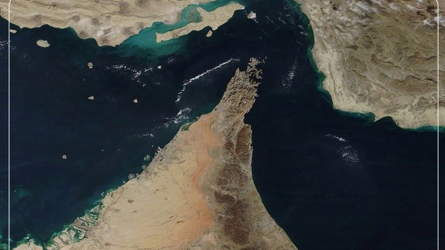نیویورک تایمز از ناامن‌سازی تنگه هرمز خبر داد: هفته‌ای ۳۰ حمله پهپادی و ۱۰ حمله موشکی به کشتی‌های تجاری