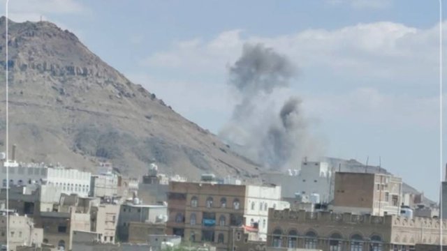Yəmən hökumət qüvvələri Sənada husilərin strateji hədəflərini bombalayıb