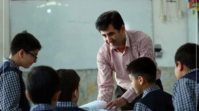 Müəllimlərin maaşı yoxsulluq həddinin yarısına belə çatmır: özəl məktəblərdə «istismar» və dərslərdən istefa dalğası