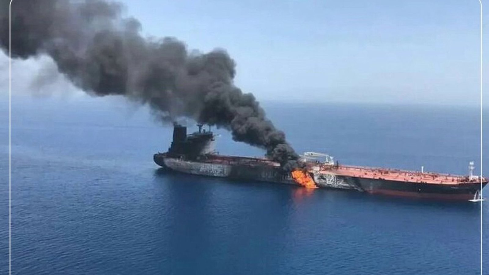 تهدید تازه سپاه در تنگه هرمز: سوپرنفتکش حامل نفت خام با مین منفجر شد و در آتش می‌سوزد