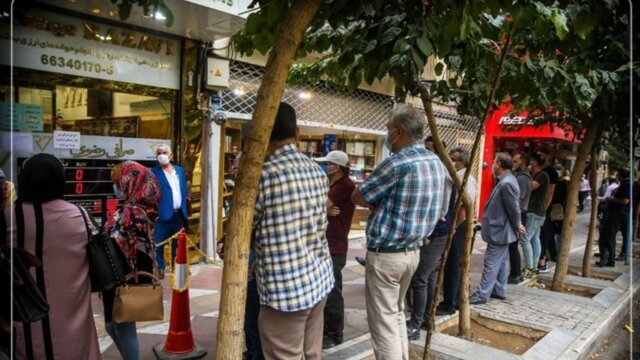 Valyuta bazarı fəallarının həbsi 50 faiz artıb; dollar rekord qırarkən təhlükəsizlik təzyiqi güclənib