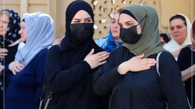 از هرطرف دم جمهوری اسلامی از زیر عبا بیرون می زند