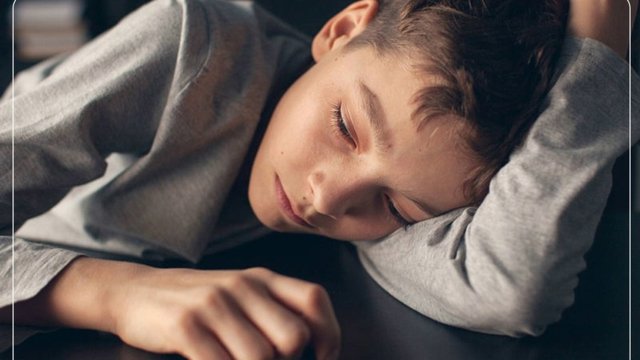 İsveçdə 21 mindən çox əkiz müqayisə edilib: Yeniyetmələrdə depressiyaya genlər və tərbiyə ekrandan daha çox təsir edir