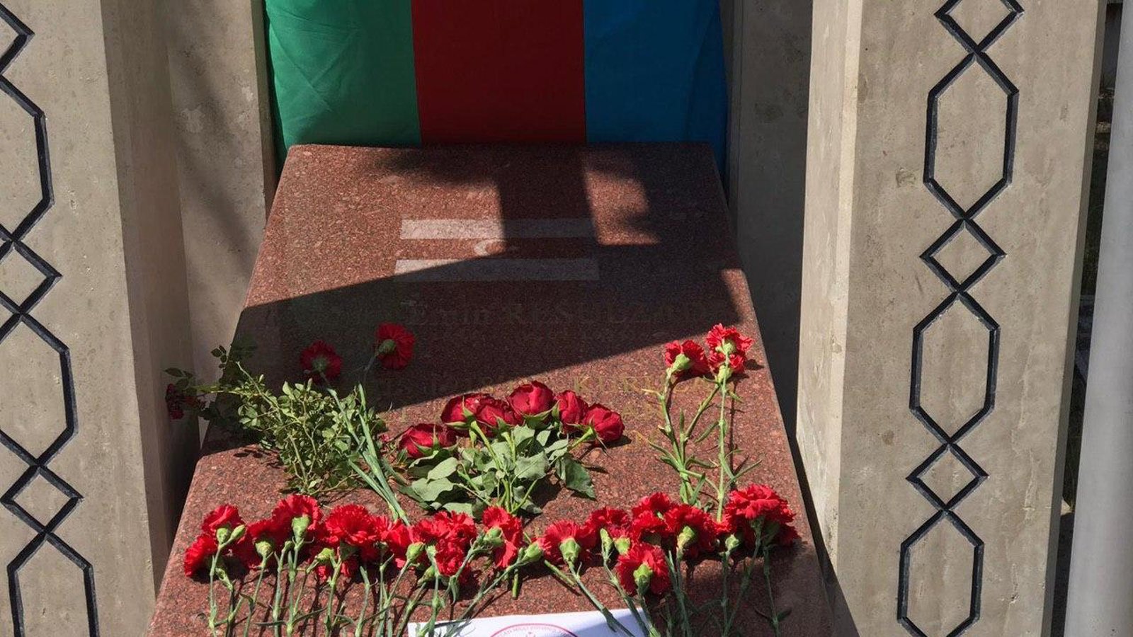 اهدای شاخه گل بر مزار رهبر فقید و بانی استقلال آزربایجان شمالی