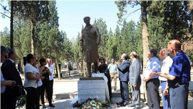 رونمایی از تندیس پروفسور جواد هیئت در باکو
