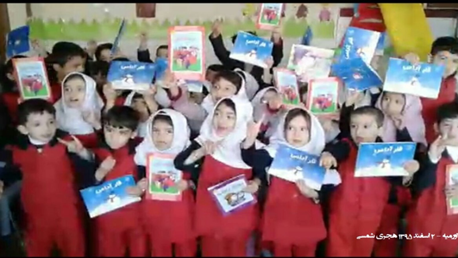 توزیع کتابهای تورکی در مهدکودکها و مدارس اورمیه