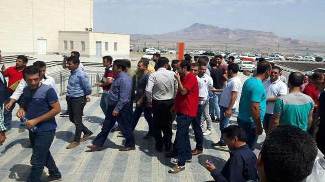 تعطیلی و تجمع جمعی از بازاریان جلفا در ساختمان مدیریت سازمان منطقه آزاد آراز