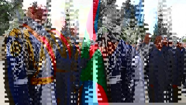 بوسه‌ نخست وزیر ترکیه بر پرچم آزربایجان