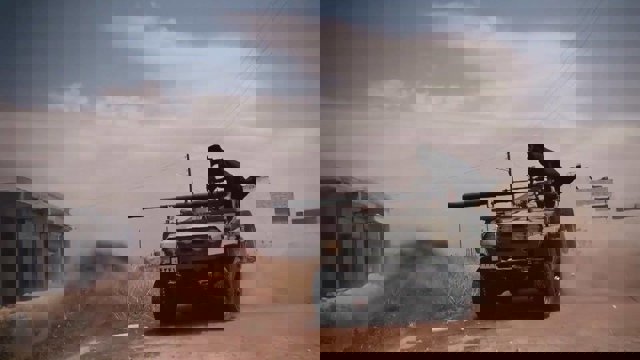 یک عضو داعش روی جیپ نظامی سفیر ساخت ایران