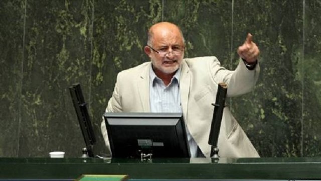 نادر قاضی پور: خبر پناهندگی خانواده ام به اتریش کذب محض است