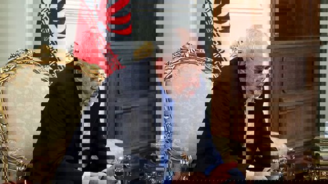 دیدار جمعی از فعالان ستاد انتخاباتی پزشکیان در آزربایجان با ظریف