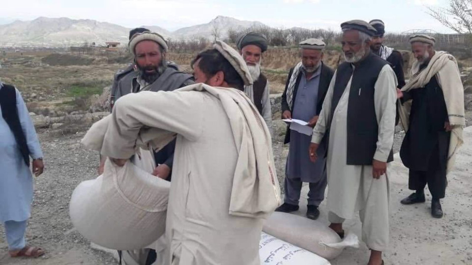 با سقوط افغانستان به دست طالبان میلیون‌ها نفر با خطر گرسنگی مواجه هستند