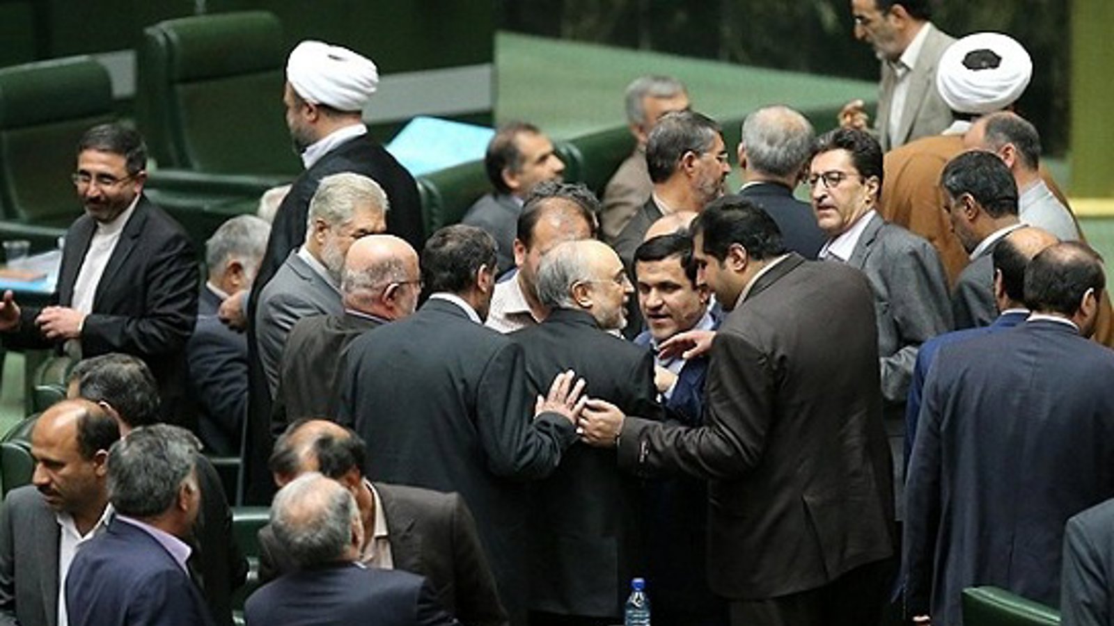 تهدید به قتل ''وزیر خارجه و رئیس سازمان انرژی اتمی'' ایران در مجلس ایران