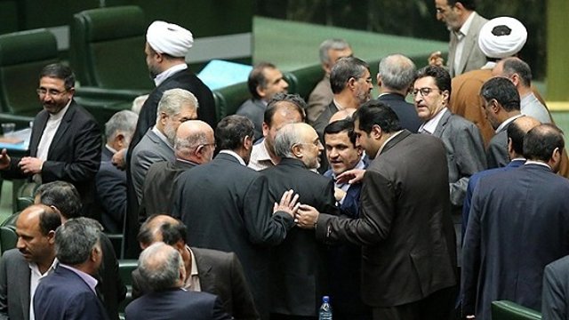 تهدید به قتل ''وزیر خارجه و رئیس سازمان انرژی اتمی'' ایران در مجلس ایران