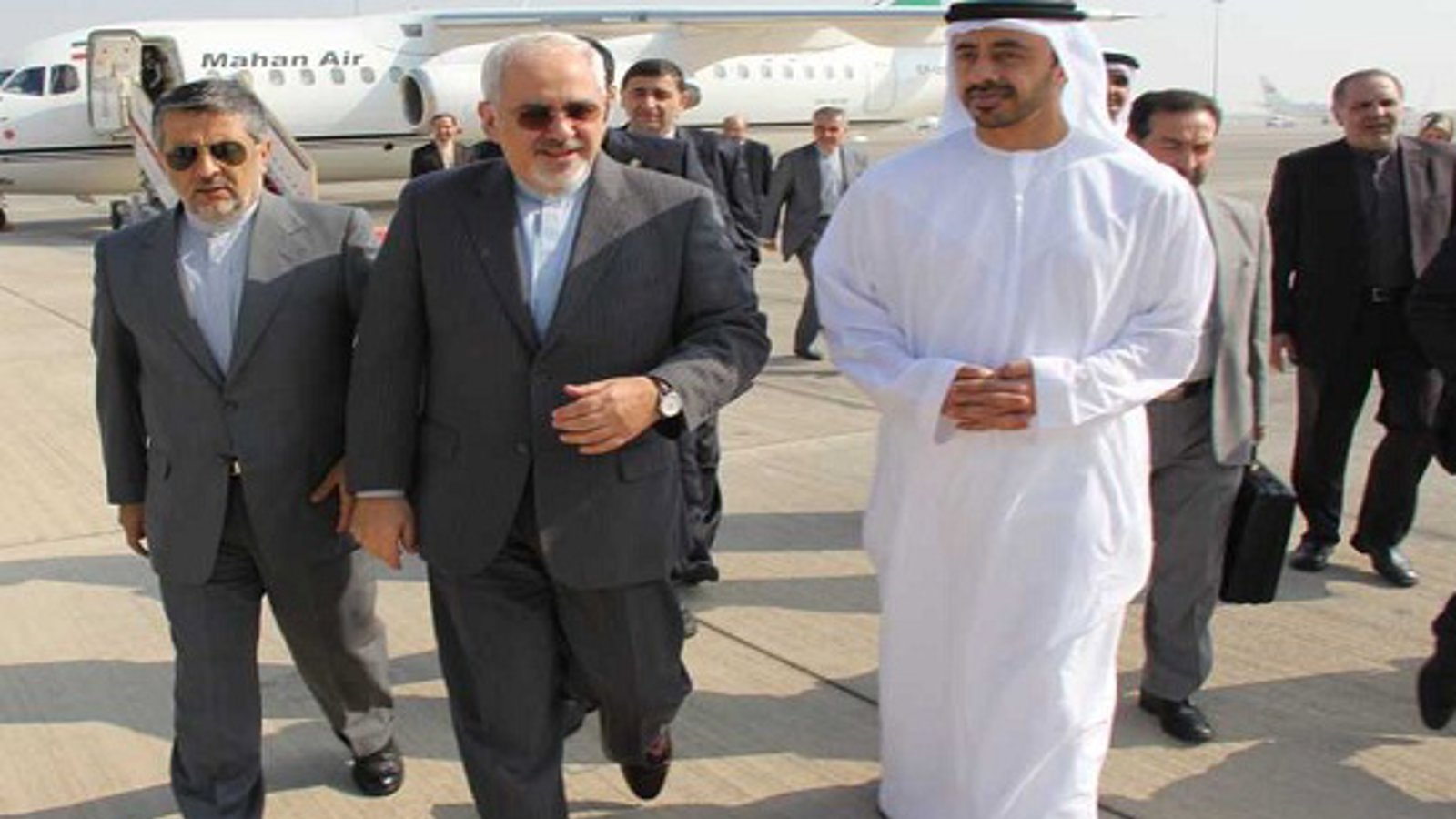 وزیر خارجه امارات خطاب به  ظریف: سفارتخانه‌ها را آتش نزنید و دیپلمات‌ها را گروگان نگیرید