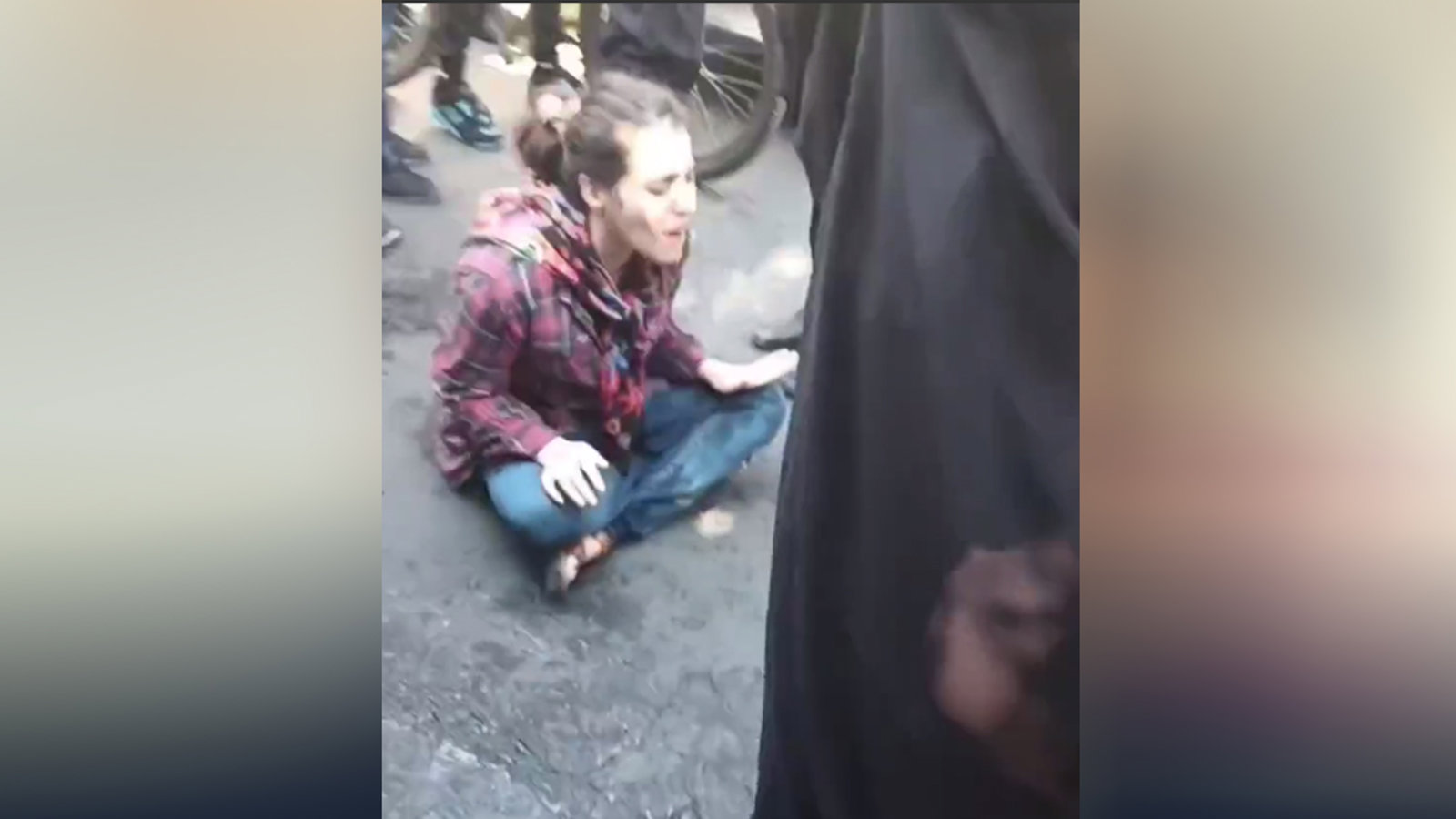 ضرب و شتم وحشیانه یک زن به دلیل عدم رعایت حجاب اجباری در شهر تبریز