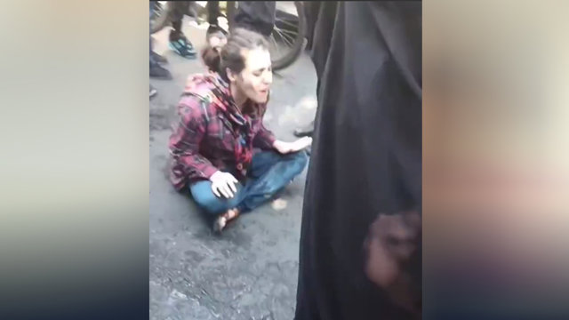 ضرب و شتم وحشیانه یک زن به دلیل عدم رعایت حجاب اجباری در شهر تبریز