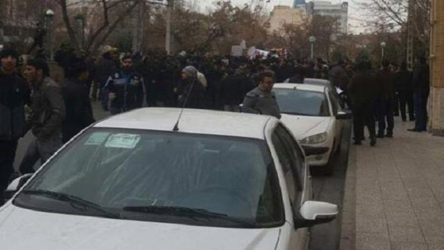 تجمع غیر قانونی در مقابل کنسولگری تورکیه در مشهد