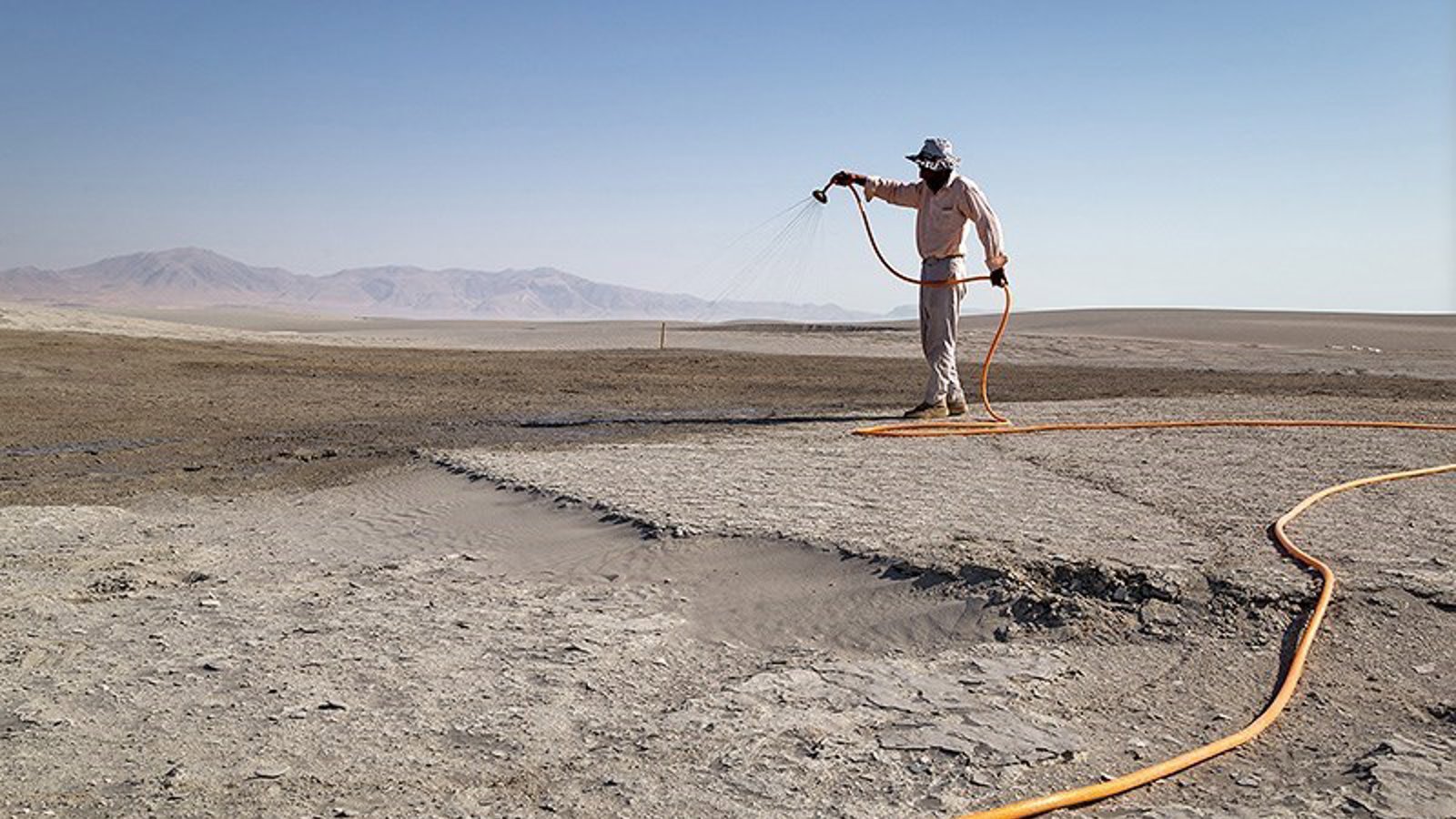 مالچ‌پاشی دریاچه اورمیه؛ هورالعظیم را درس عبرت کنید