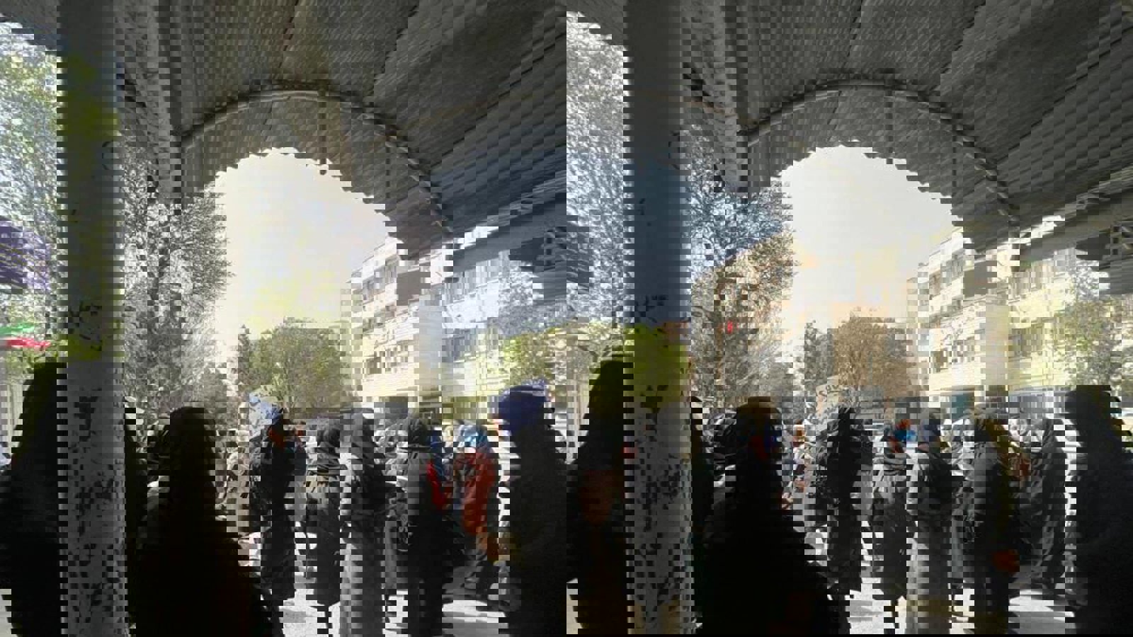 تجمع اعتراضی کادر درمان مقابل استانداری آزربایجان شرقی