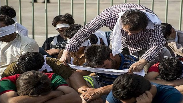 نمایش تحقیرآمیز نژادپرستانه افغانستانیهای در قفس توسط پلیس ایران خشم مردم افغانستان را برانگیخت