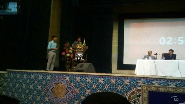 سخنرانی دانشجوی هویت‌طلب علی درگاهی در مراسم مناظره انتخاباتی دانشگاه اورمیه و قطع میکروفون توسط نهاد برگزاری