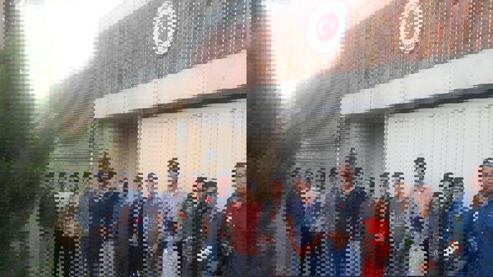 نثار گل برای قربانیان تروریسم در مقابل کنسولگری ترکیه در تبریز