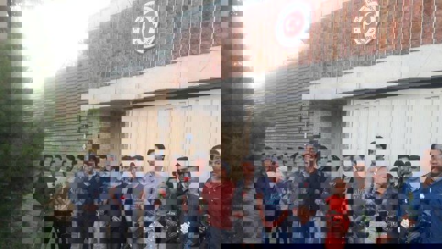 نثار گل برای قربانیان تروریسم در مقابل کنسولگری ترکیه در تبریز