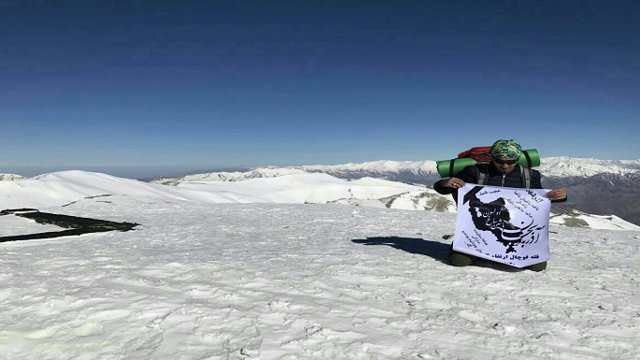 ورزشکار آزربایجانی برای همدری با سیل‌زدگان آزربایجان قله کوه توچال را فتح کرد