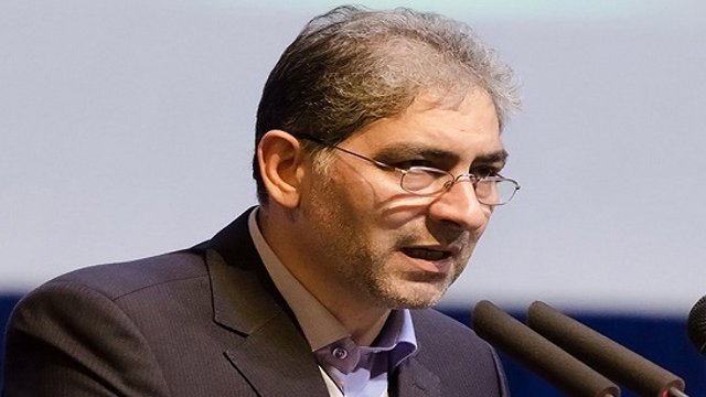 استاندار آزربایجان شرقی: زبان آذری همچون دریاچه اورمیه در حال از بین رفتن است!