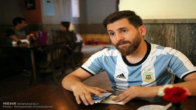 بازداشت یک جوان به جرم شباهت به مسی در همدان