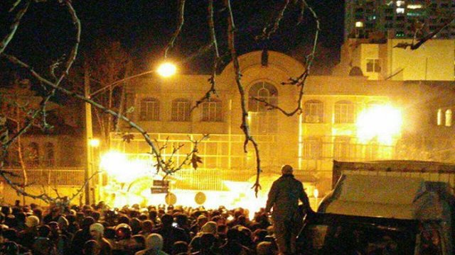 سفارت و کنسولگری عربستان در تهران و مشهد به آتش کشیده شدند + تصاویر و ویدیو
