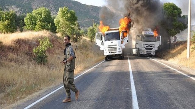 ۱۰ کامیون و اتوبوس ایرانی توسط تروریستهای پ ک ک در ترکیه آتش زده شدند