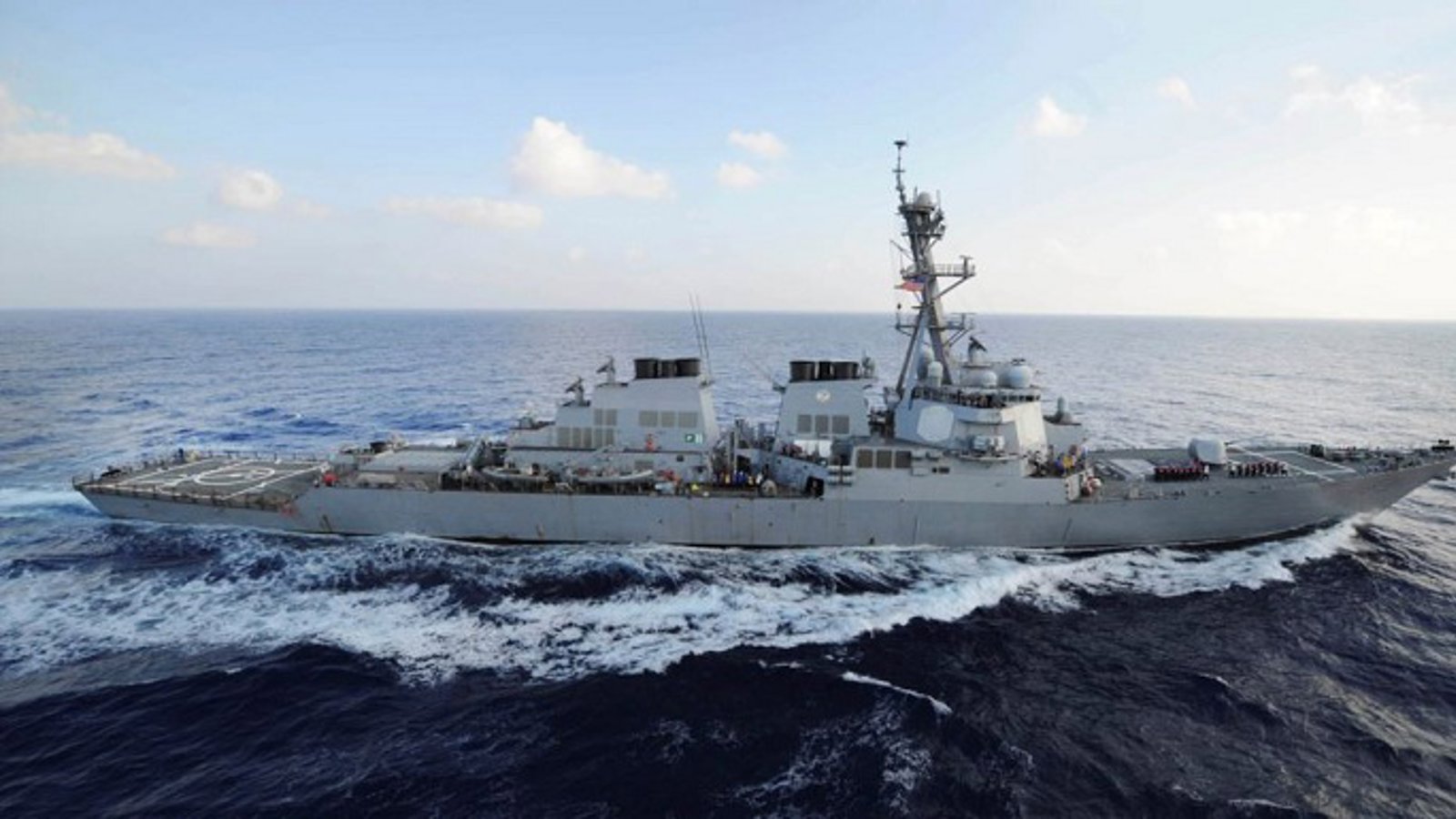 رویارویی ناوشکن آمریکایی با قایق سپاه در خلیج