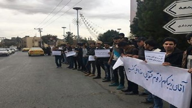 تجمع اعتراض آمیز تورکان قشقایی در پی توهین صادق زیباکلام به زنان قشقایی + تصاویر