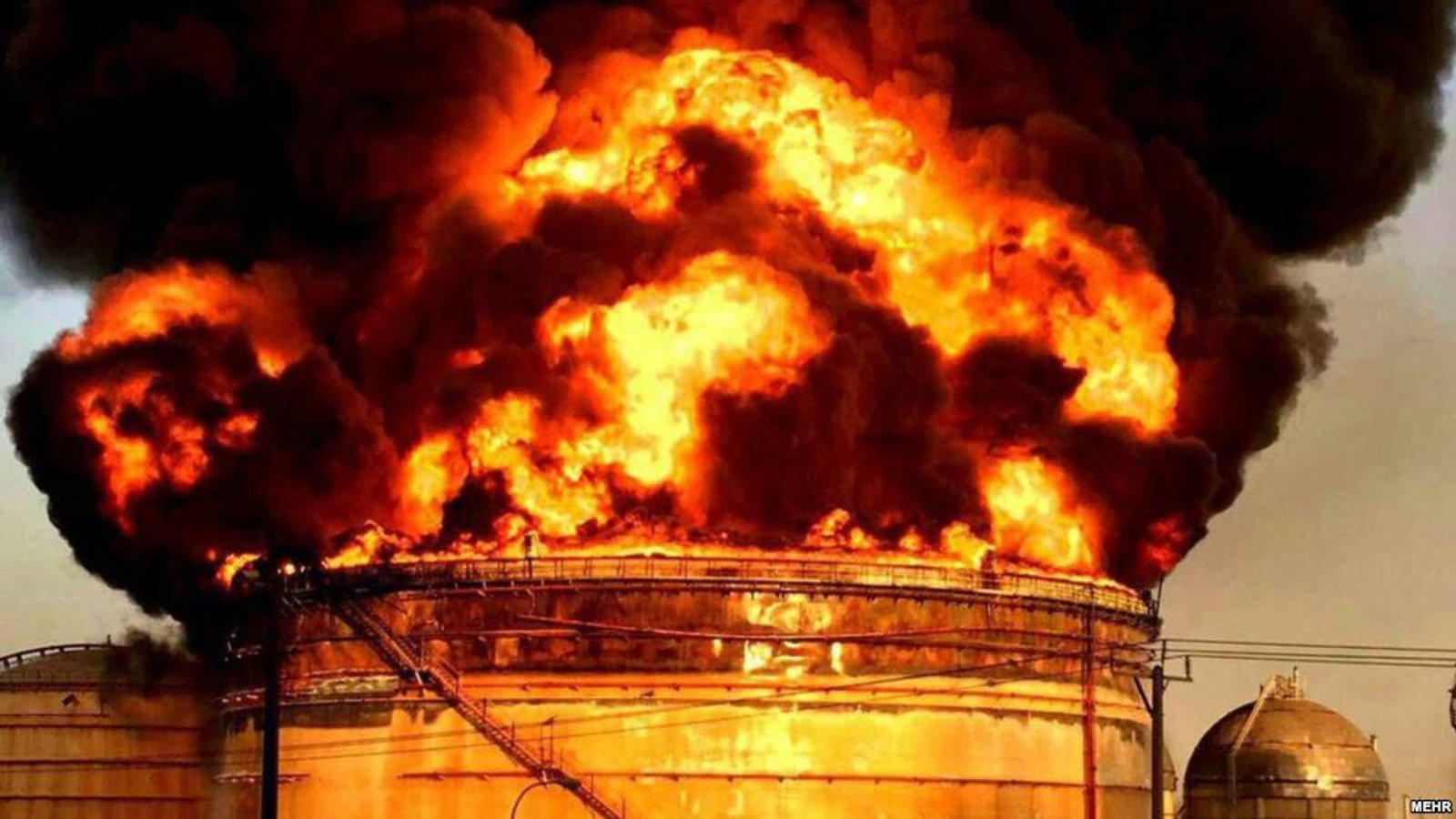 تداوم آتش‌سوزی در مجتمع پتروشیمی بندر ماهشهر
