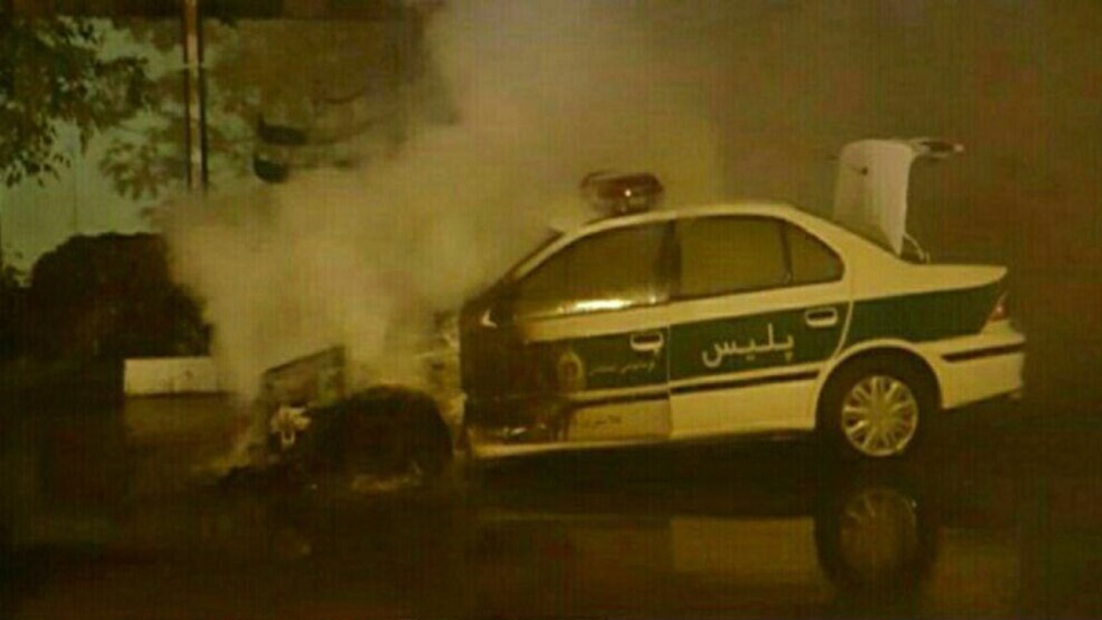 آتش سوزی خودروی پلیس در تبریز